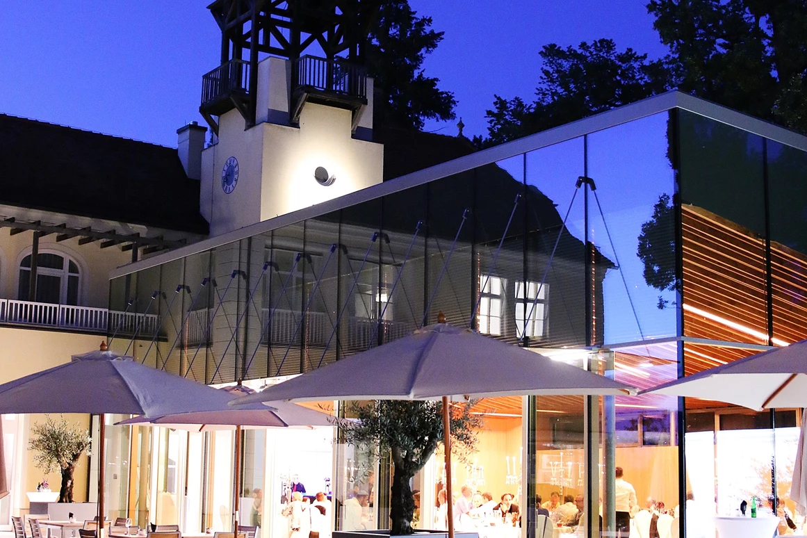 Hochzeit: Das Schloss Vasoldsberg bei Nacht. - Schloss Vasoldsberg