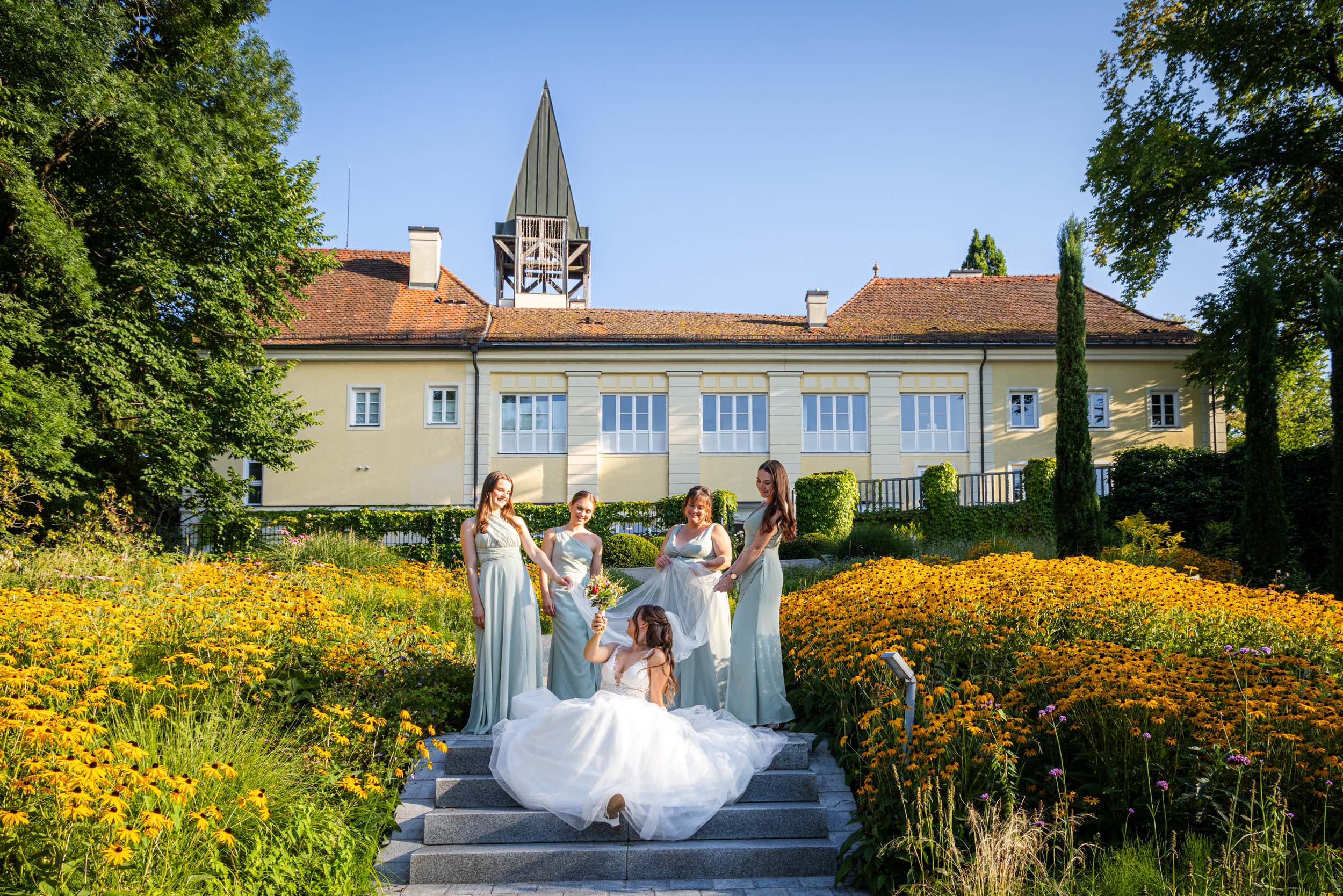 Hochzeit: Aufgang zum Schloss - Schloss Vasoldsberg 
