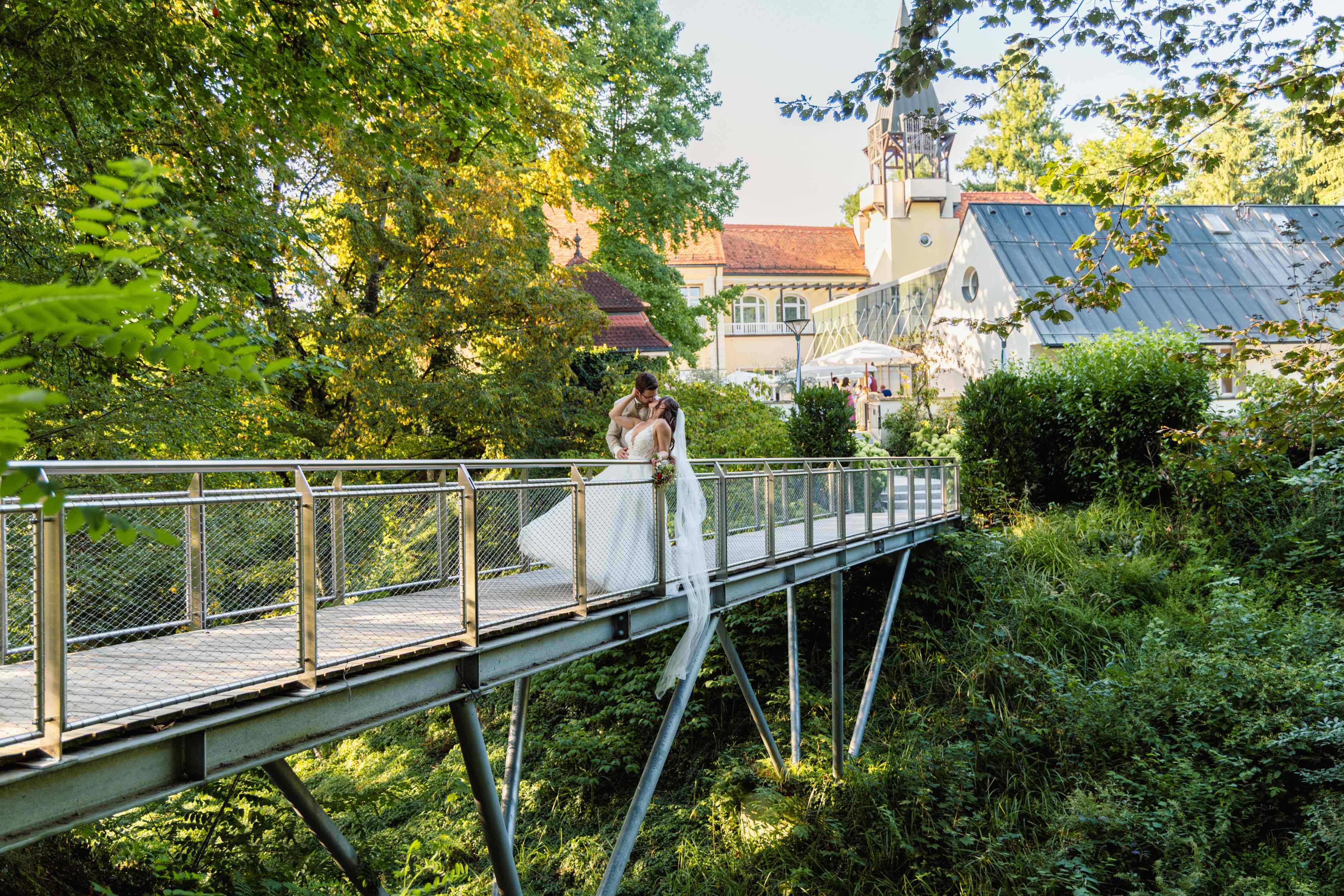 Hochzeit: Brücke zum Waldpavillon - Schloss Vasoldsberg 