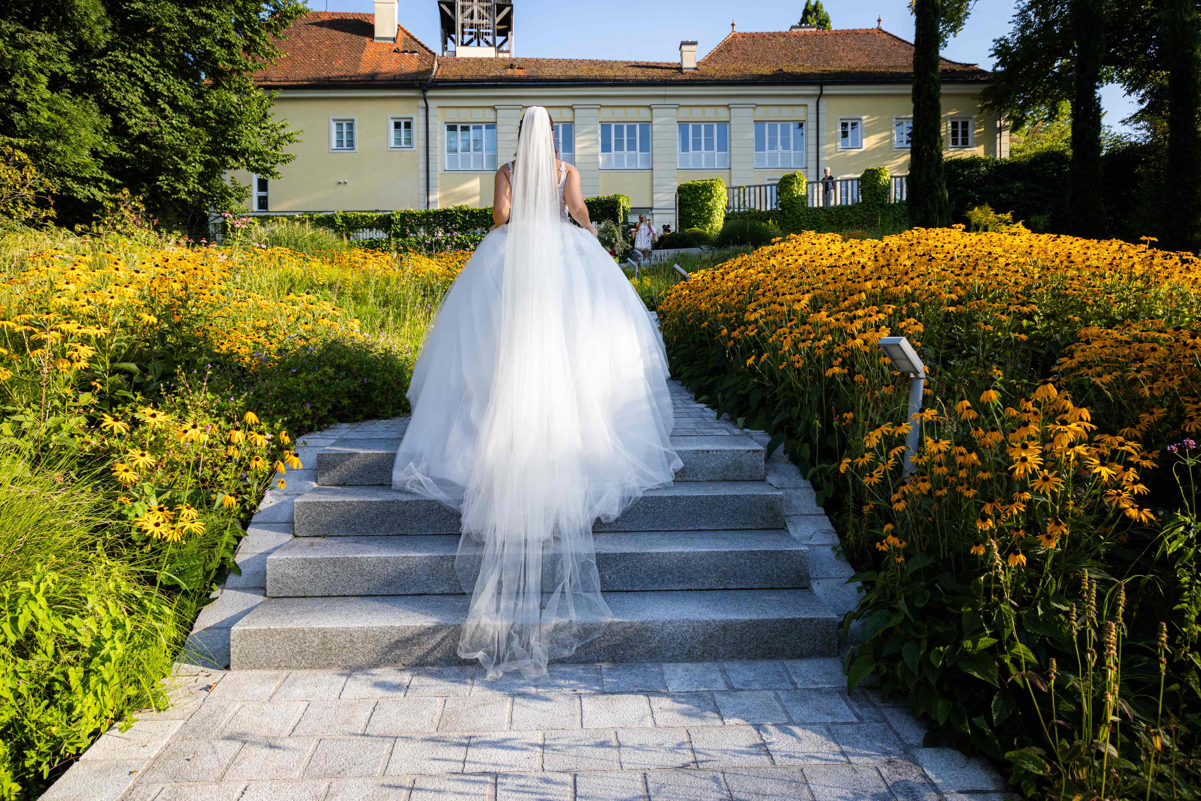Hochzeit: Aufgang zum Schloss - Schloss Vasoldsberg 