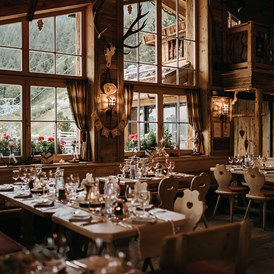 Hochzeit: Der rustikale Look macht die Rössl Alm zu einer der heiß begehrtesten Locations Tirols und hat ihr schon viele Auszeichnungen (WOW-Location-AWARD) eingebracht. - Rössl Alm