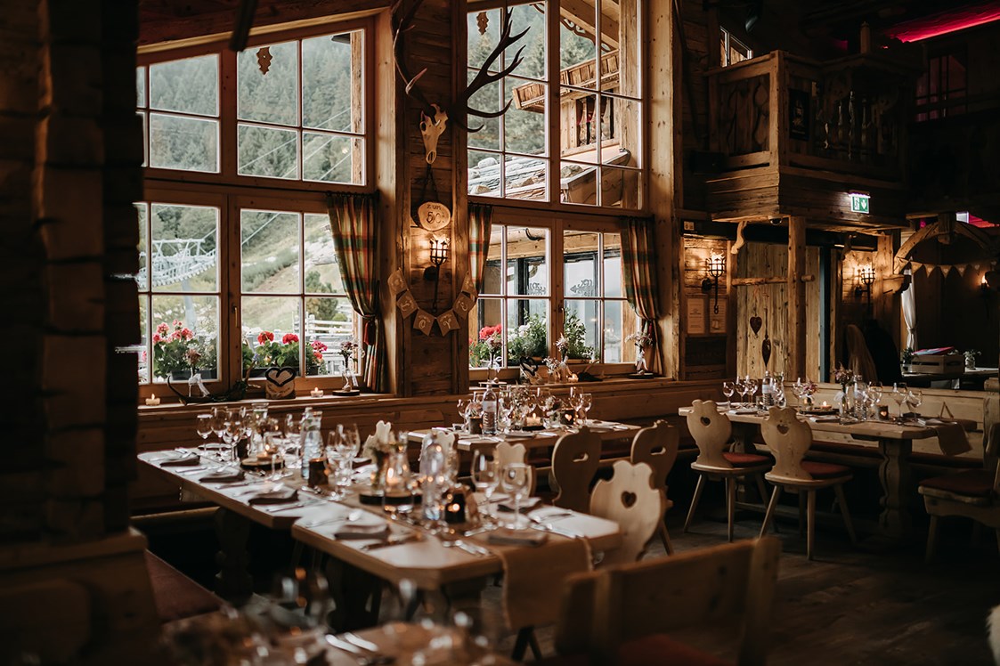 Hochzeit: Der rustikale Look macht die Rössl Alm zu einer der heiß begehrtesten Locations Tirols und hat ihr schon viele Auszeichnungen (WOW-Location-AWARD) eingebracht. - Rössl Alm