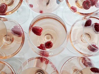 Wedding - Pottenbrunn - Als Aperitif empfehlen wir unseren Rosé-Frizzante mit frischen Beeren! - WEINGUT & WEINBLICK Grafinger