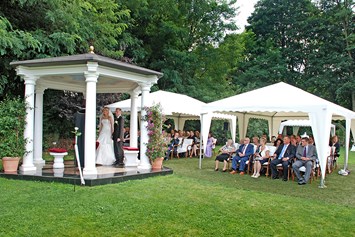 Hochzeit: Pavillon und Kuppelzelt auf Burgwiese - The Lakeside Burghotel zu Strausberg
