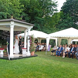 Hochzeit: Pavillon und Kuppelzelt auf Burgwiese - The Lakeside Burghotel zu Strausberg