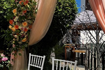 Hochzeit: Der Geheime Garten im 4Eck, ein perfekter Ort für freie Trauung oder Essen im Grünen - 4Eck Restaurant Garmisch Hochzeitslocation - 4ECK Restaurant & Bar 