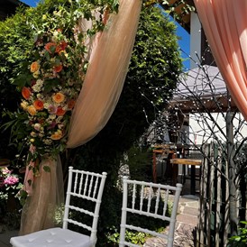 Hochzeit: Der Geheime Garten im 4Eck, ein perfekter Ort für freie Trauung oder Essen im Grünen - 4Eck Restaurant Garmisch Hochzeitslocation - 4ECK Restaurant & Bar 