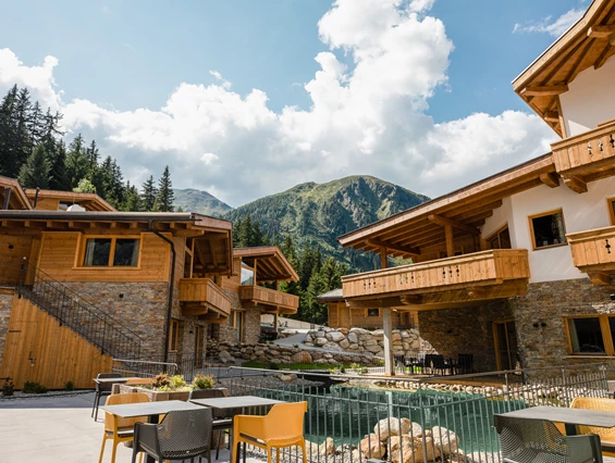 Hochzeit: PURE Resort Pitztal - Das Chaletdorf - Innenhof - das Chaletdorf - Pitztal