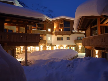 Hochzeit: Anlage bei Nacht - das Chaletdorf - Pitztal
