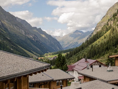 Hochzeit: Aussicht von Resort ins Tal - das Chaletdorf - Pitztal