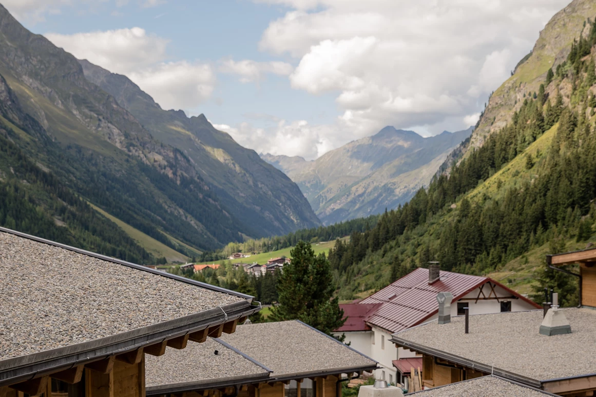 Hochzeit: Aussicht von Resort ins Tal - das Chaletdorf - Pitztal