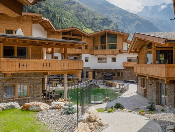 Hochzeit: Innenhof mit Teich - das Chaletdorf - Pitztal