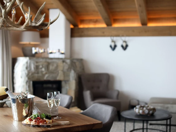 Hochzeit: Einrichtung Chalet mit Holzkamin - das Chaletdorf - Pitztal