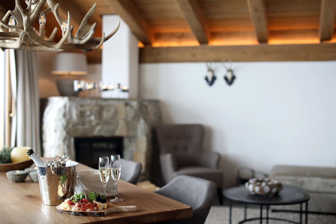 Hochzeit: Einrichtung Chalet mit Holzkamin - das Chaletdorf - Pitztal