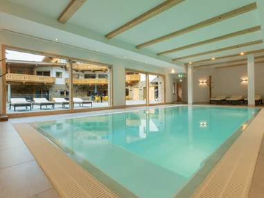 Hochzeit: Wellnessbereich mit Innenpool, Fitnessraum und Saunabereich - das Chaletdorf - Pitztal