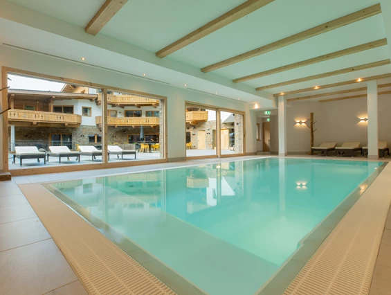 Hochzeit: Wellnessbereich mit Innenpool, Fitnessraum und Saunabereich - das Chaletdorf - Pitztal