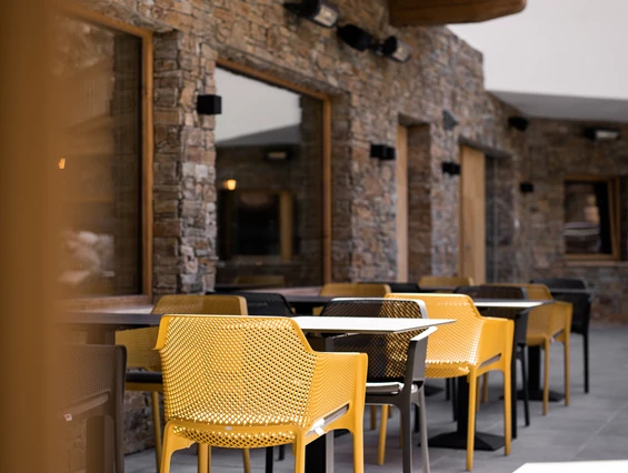 Hochzeit: Terrasse Innenhof mit Teich - das Chaletdorf - Pitztal
