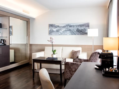 Hochzeitslocation: Junior Suite - Wohnbereich - Wyndham Grand Salzburg Conference Centre