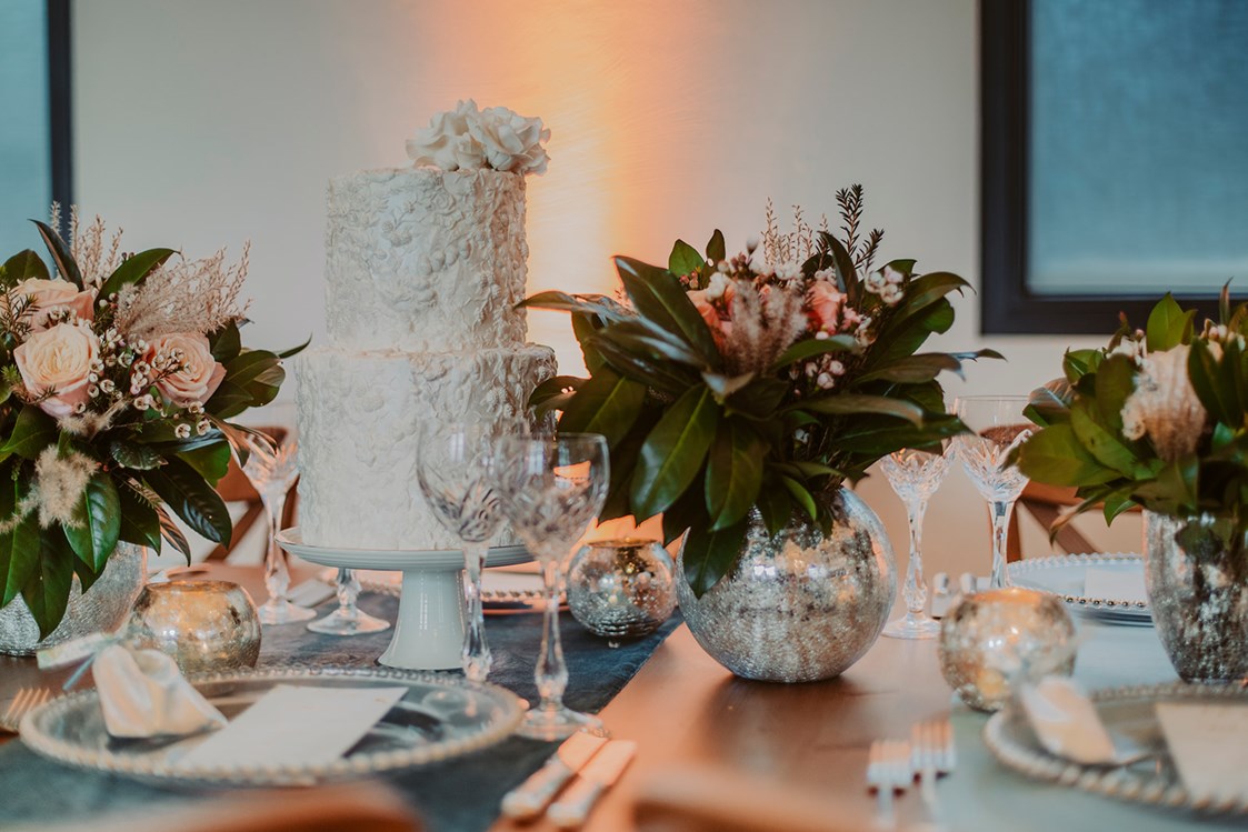 Hochzeit: Eine festlich gedeckte Hochzeitstafel im NOLI. Selbstverständlich richten wir uns bei der Dekoration nach euren Wünschen und Farbkonzepten. - NOLI Event & Wedding Location