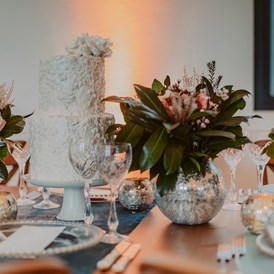 Hochzeit: Eine festlich gedeckte Hochzeitstafel im NOLI. Selbstverständlich richten wir uns bei der Dekoration nach euren Wünschen und Farbkonzepten. - NOLI Event & Wedding Location