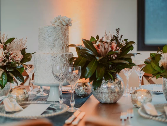 Hochzeitslocation: Eine festlich gedeckte Hochzeitstafel im NOLI. Selbstverständlich richten wir uns bei der Dekoration nach euren Wünschen und Farbkonzepten. - NOLI Event & Wedding Location