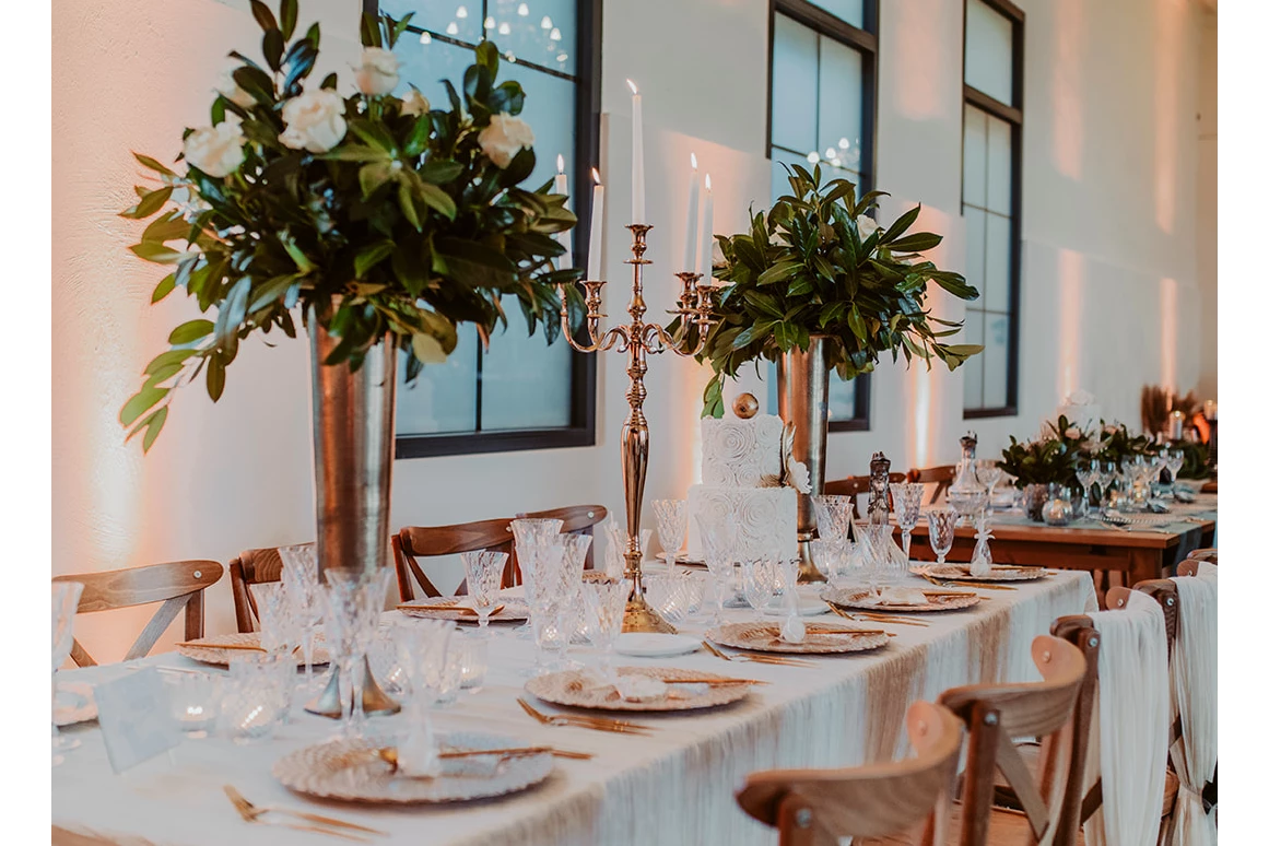 Hochzeitslocation: Der Festsaal vom NOLI Event mit Hochzeitstafel und Hochzeitsdekoration. - NOLI Event & Wedding Location