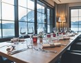 Hochzeit: Gedeckter Tisch mit der Traumaussicht - 180° Restaurant-Konditorei