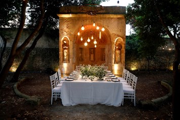 Hochzeit: Der Tisch für das Hochzeitspaar in unserem Schlossgarten www.retreat-palazzo.de - Retreat Palazzo