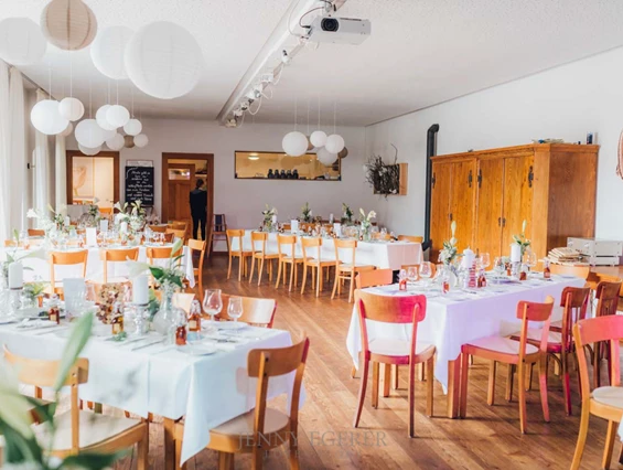 Hochzeitslocation: Der lichtdurchflutete Festsaal des Gut Hermeshof lädt zu einer Hochzeitsfeier mit Freunden und Familie. - Gut Hermeshof