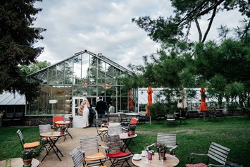 Hochzeit: Der weite Garten der Königlichen Gartenakademie lädt zu einem Glas Prosecco im Freien. - Königliche Gartenakademie