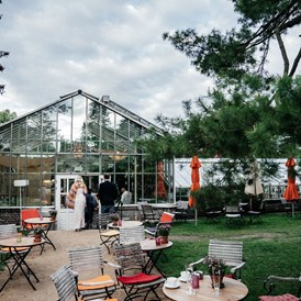 Hochzeit: Der weite Garten der Königlichen Gartenakademie lädt zu einem Glas Prosecco im Freien. - Königliche Gartenakademie
