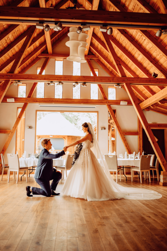 Hochzeitslocation: Der Festsaal des Hotel Heidegrund mit einem Brautpaar. - Heidegrund 