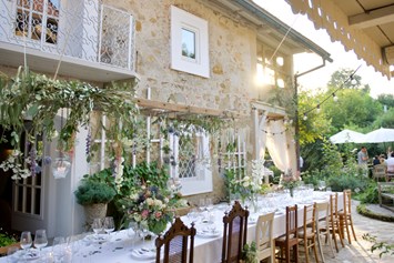 Hochzeit: Tafel für bis zu 30 Personen im Innenhof, Blickrichtung Westgarten. - Großkandlerhaus