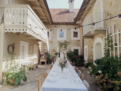 Hochzeit - Wallsee - Blick in den Innenhof des Großkandlerhauses mit Tafel. - Großkandlerhaus
