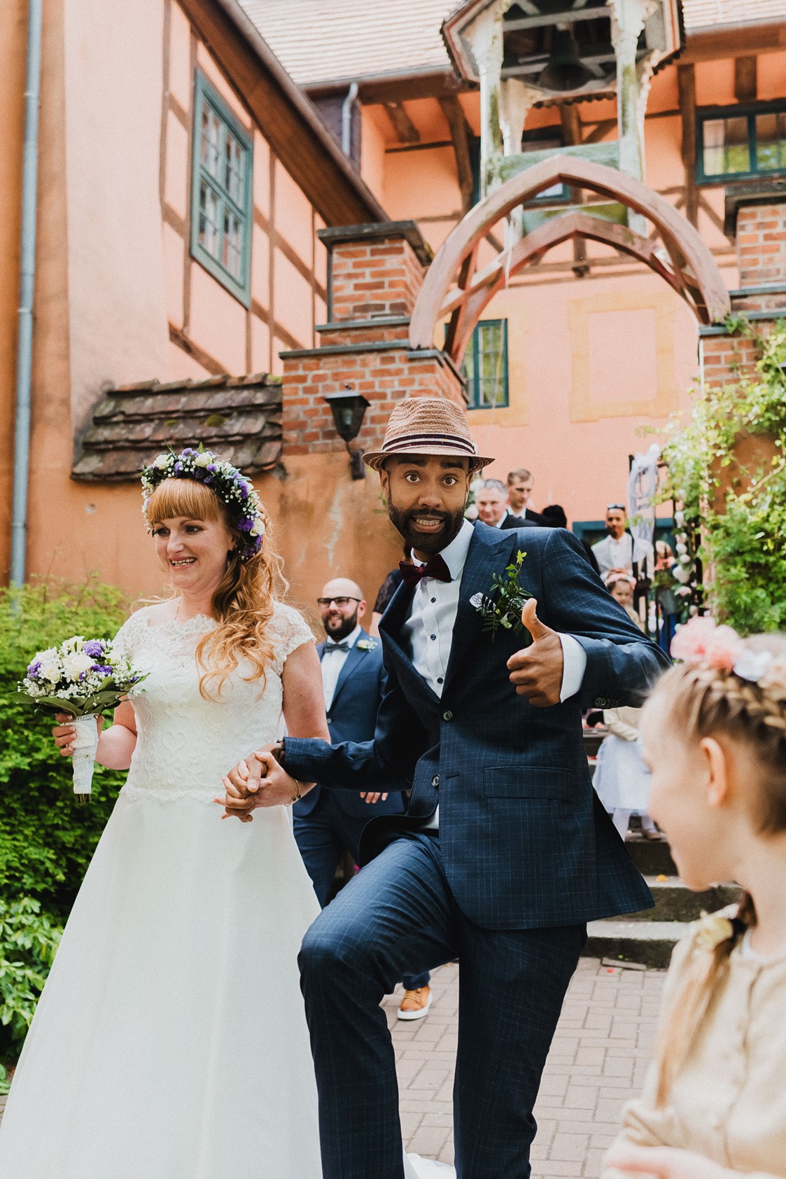Hochzeit: Brautpaar vorm Eingang - Wasserburg Turow