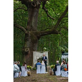 Hochzeit: Trauung im Freien unter der dicken Eiche im Burgpark - Wasserburg Turow