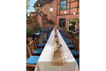 Hochzeit: Hof der Wasserburg für Feiern im familiären Rahmen - Wasserburg Turow