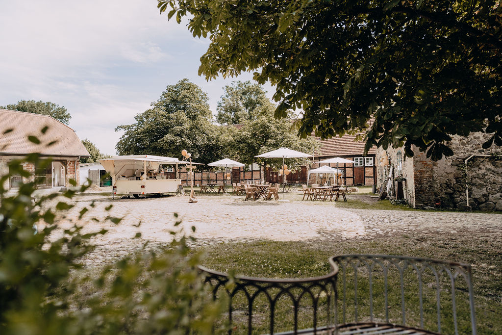 Hochzeit: Das historische Ensemble der Wasserburg eignet sich hervorragend für Hochzeiten im Boho Stil - Wasserburg Turow