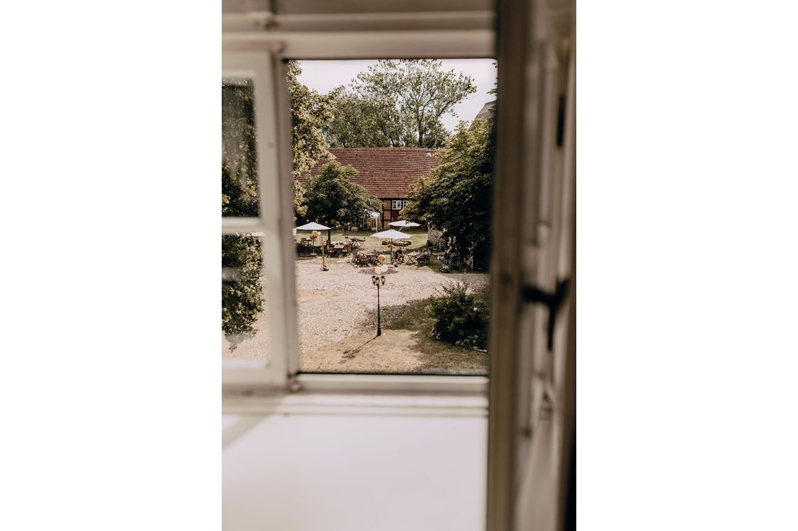 Hochzeit: Blick aus einem Burgfenster auf den Hof der Burg. - Wasserburg Turow
