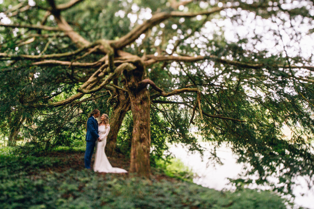 Hochzeit: Paar unter uralten Eiben im Park - Wasserburg Turow