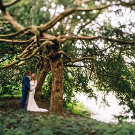 Hochzeit: Paar unter uralten Eiben im Park - Wasserburg Turow