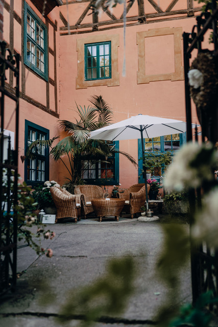 Hochzeit: Blick in den Patio mit Sitzgelegenheiten - Wasserburg Turow