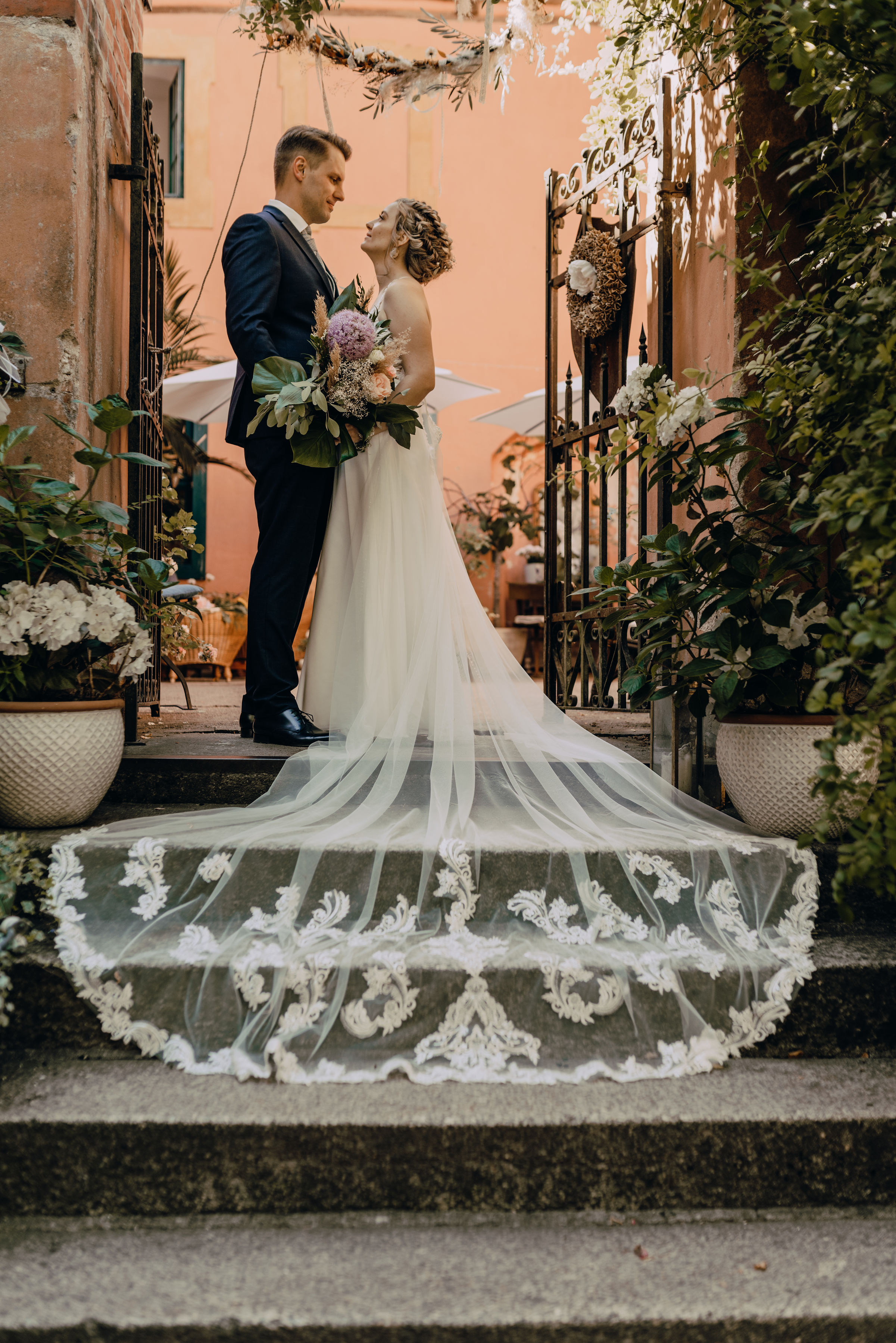 Hochzeit: Brautpaar vor dem Burg-Portal unter dem Torbogen mit Glockenturm - Wasserburg Turow