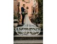 Hochzeit: Brautpaar vor dem Burg-Portal unter dem Torbogen mit Glockenturm - Wasserburg Turow