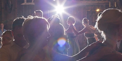 Hochzeit - Frühlingshochzeit - Ettal - Partystimmung in der Triendlsäge in Seefeld. - Waldgasthaus Triendlsäge