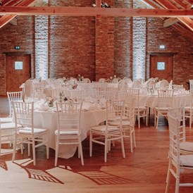 Hochzeit: Eventtenne mit Vintagebestuhlung (Chiavaristühle) und runden Tischen für 180 Gäste - Eventtenne - Hochzeits- & Veranstaltungslocation