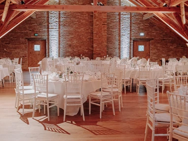 Hochzeitslocation: Eventtenne mit Vintagebestuhlung (Chiavaristühle) und runden Tischen für 180 Gäste - Eventtenne - Hochzeits- & Veranstaltungslocation