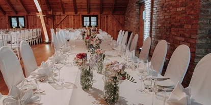 Matrimonio - Haag an der Amper - Brauttafel mit edlen Stuhlhussen vor der historischen Steinmauer  - Eventtenne - Hochzeits- & Veranstaltungslocation