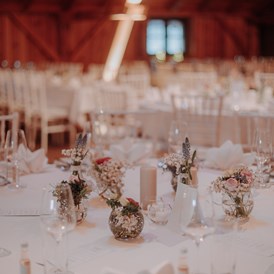 Hochzeit: Runder Tisch mit kleiner Tischdekoration in der Eventtenne - Eventtenne - Hochzeits- & Veranstaltungslocation