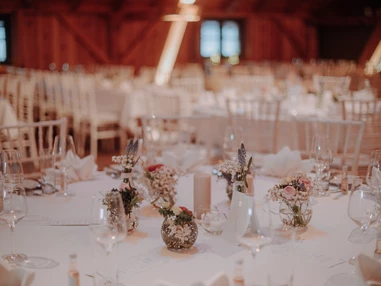 Hochzeitslocation: Runder Tisch mit kleiner Tischdekoration in der Eventtenne - Eventtenne - Hochzeits- & Veranstaltungslocation